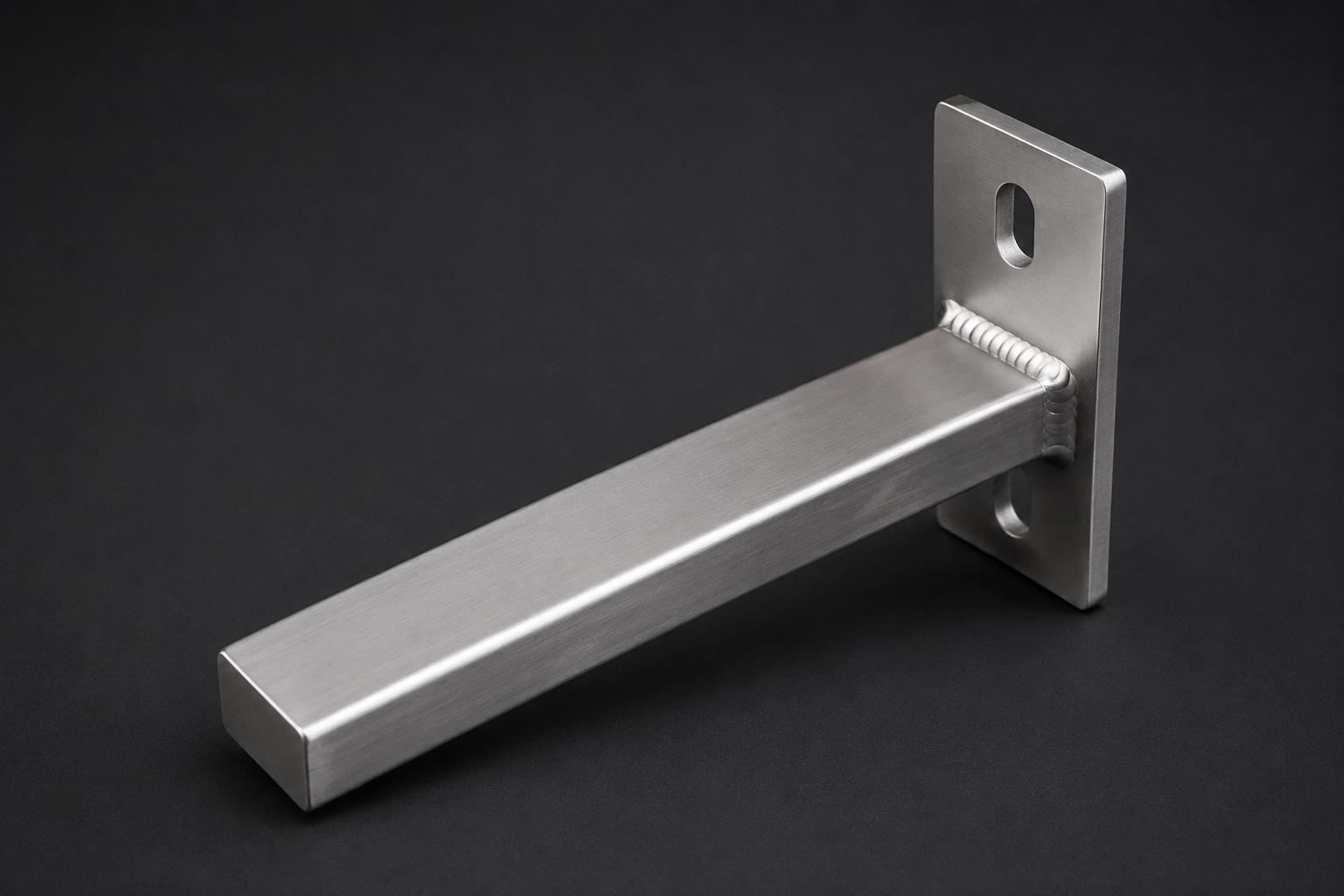 Lakatos és hegesztő szakember fémszerkezetet készít a műhelyben